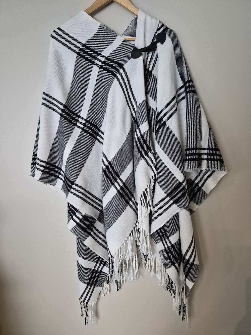 Renditions Black White Plaid Fringe Poncho Cape Toggle S/M